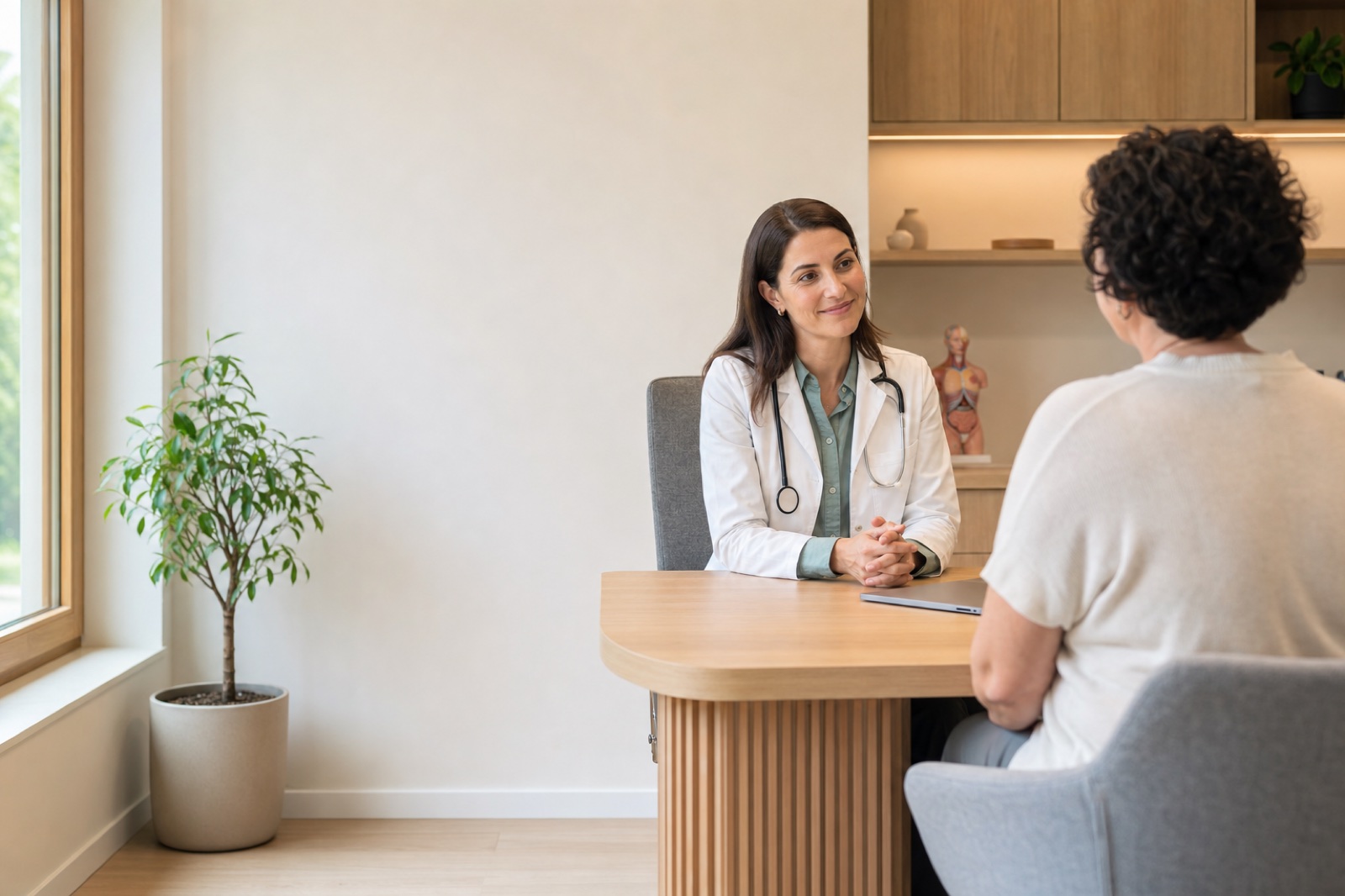 Ärztin und Patient im ruhigen Beratungsgespräch